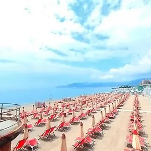 tra-centro-e-mare-intero-appartamento-con-parcheggio.hotelitalianriviera.com/